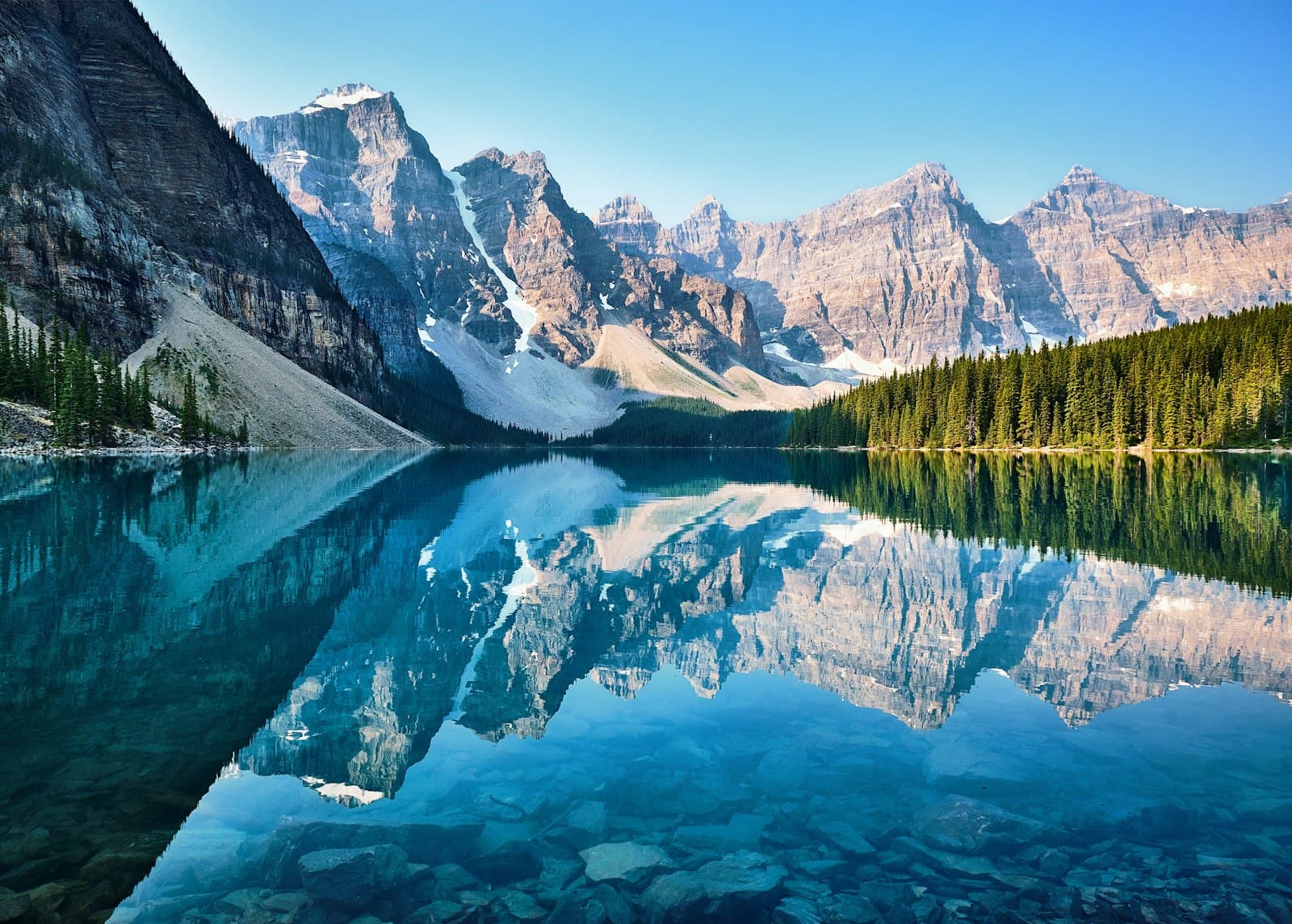 Lago Moraine y el Valle de los Diez Picos en Alberta, Canadá
