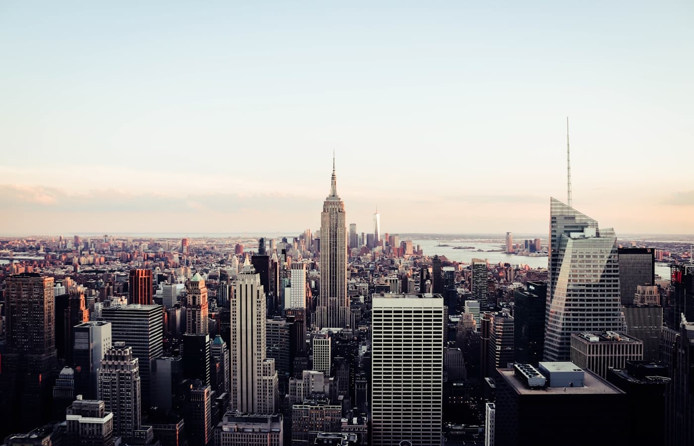 Calle densa de Nueva York entre rascacielos para profesionales en EE. UU.