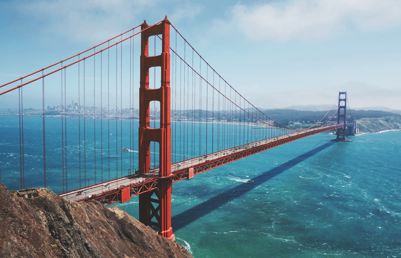 Golden Gate Bridge con niebla sobre la bahía de San Francisco