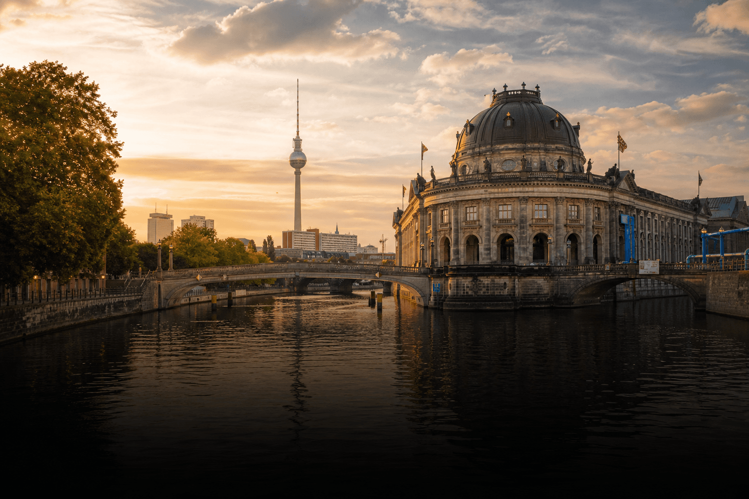 Frente fluvial de Berlín al atardecer