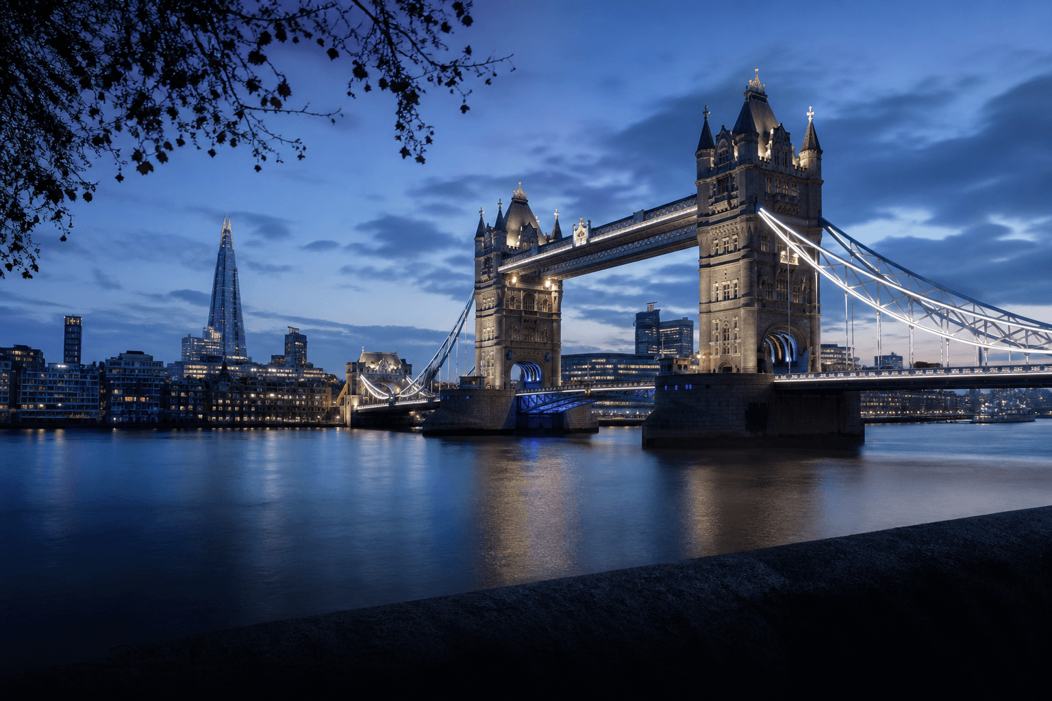 Tower Bridge y el Támesis a la hora azul